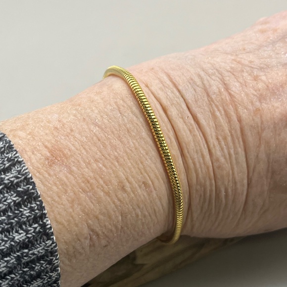 Elegant Gold Tone Snake Chain Bracelet Lux Everyday Elegance Jewelry Accessory - Picture 5 of 5